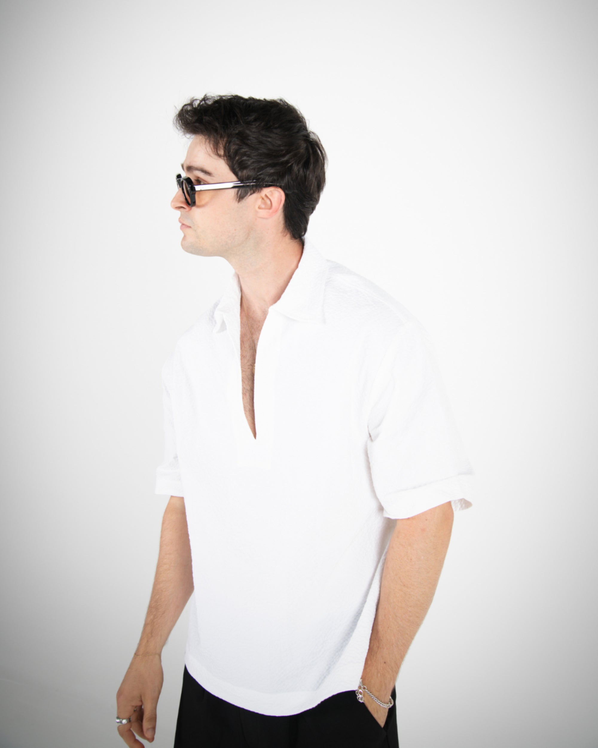 V NECK SEERSUCKER SHIRT - WHITE