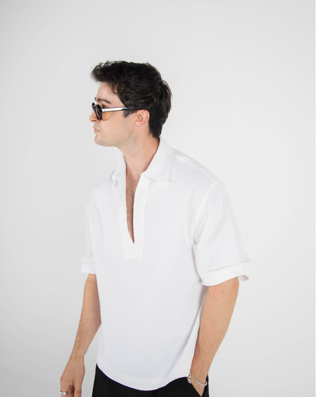V NECK SEERSUCKER SHIRT - WHITE