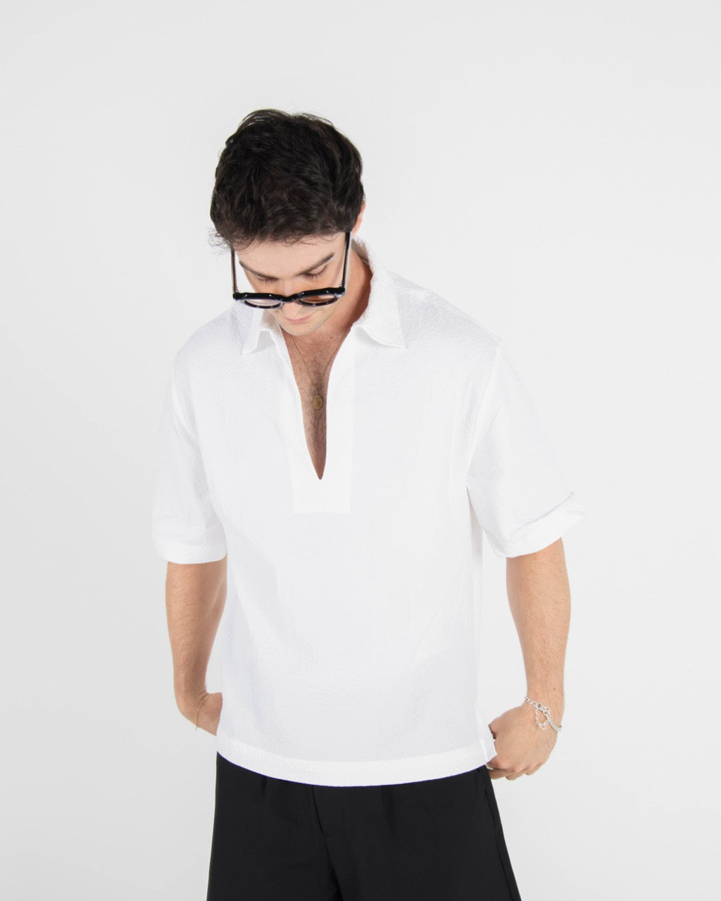 V NECK SEERSUCKER SHIRT - WHITE